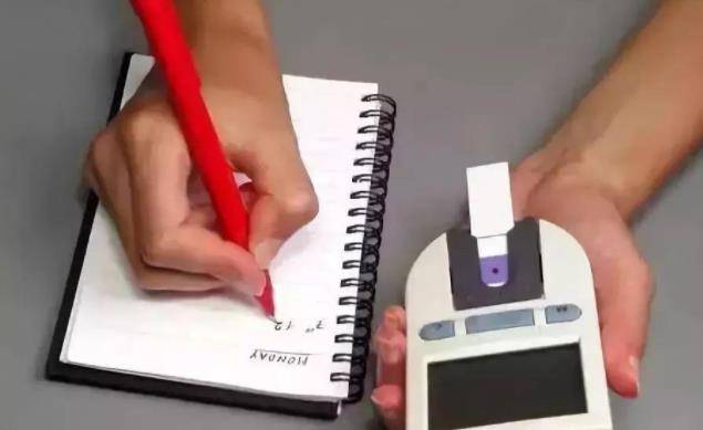 饮食|61岁大妈控糖六年，血糖从16.3降到6.5，她是怎么做到的？