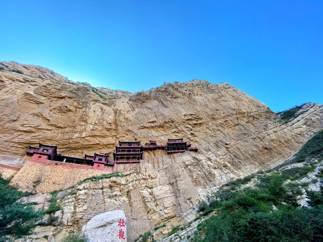 山西一座千年古寺，建在悬崖绝壁上，用木头承重千年不倒令人称奇