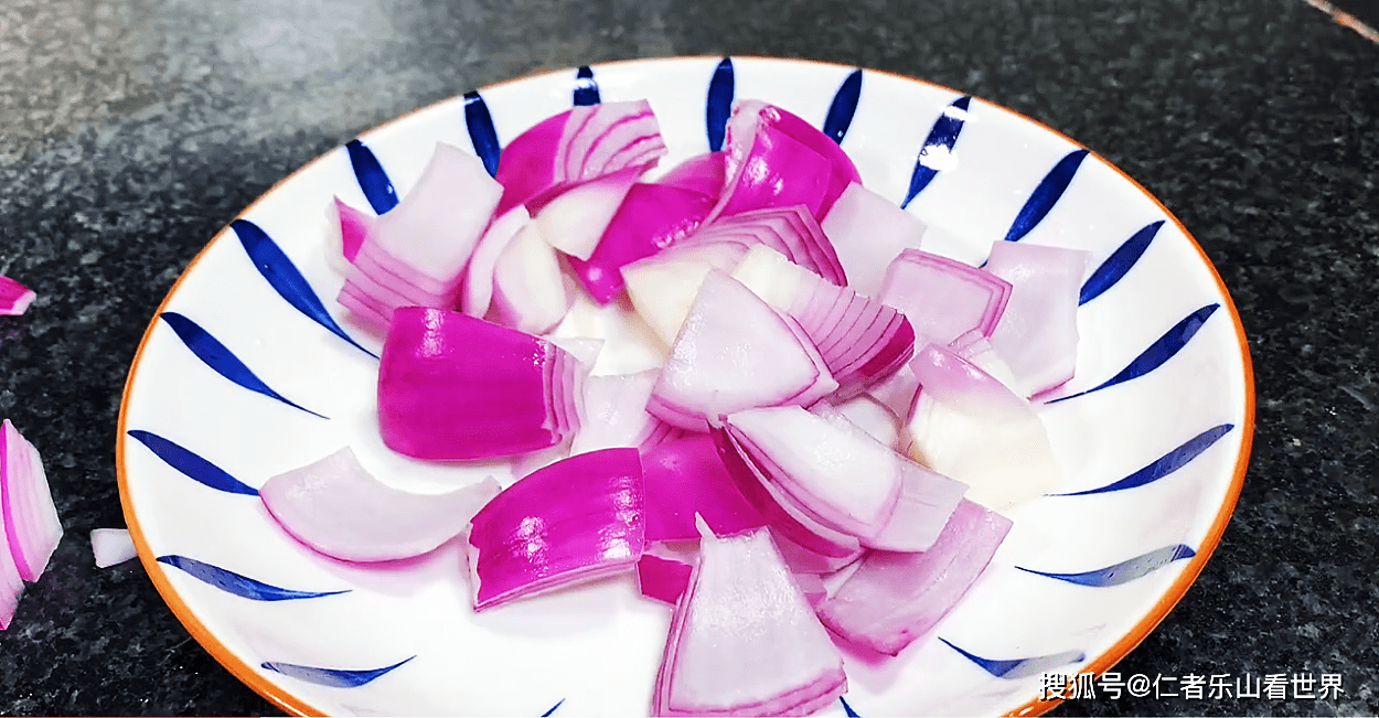 剥掉,之后根部头部切掉,之后切成洋葱块,切好的洋葱掰成一块一块的