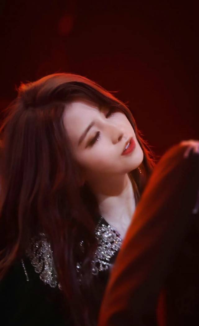 内地|金子涵加入乐华新女团，公式照被吐槽无美工，造型身材管理引争议