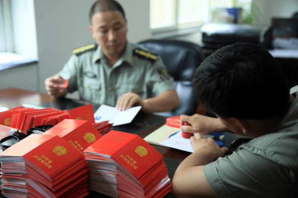 也就是说如果所在高中已经办理完了,学生只要将兵役登记证保管好,等到