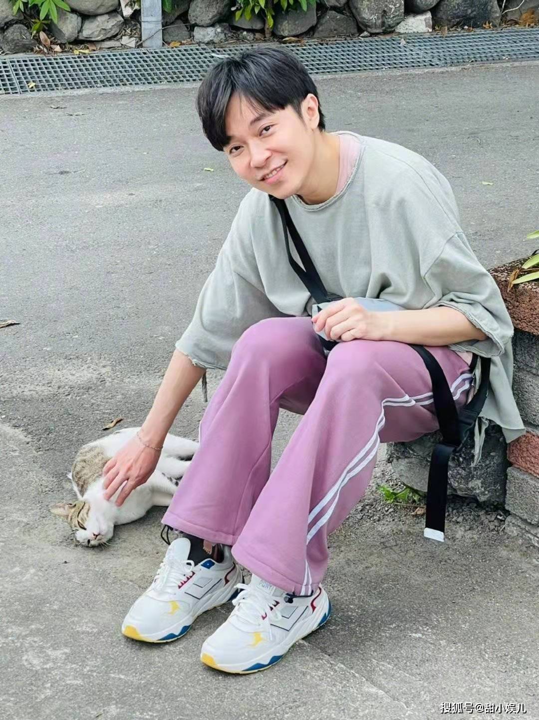 吴青峰时常在微博中晒一些日常逛街的照片.