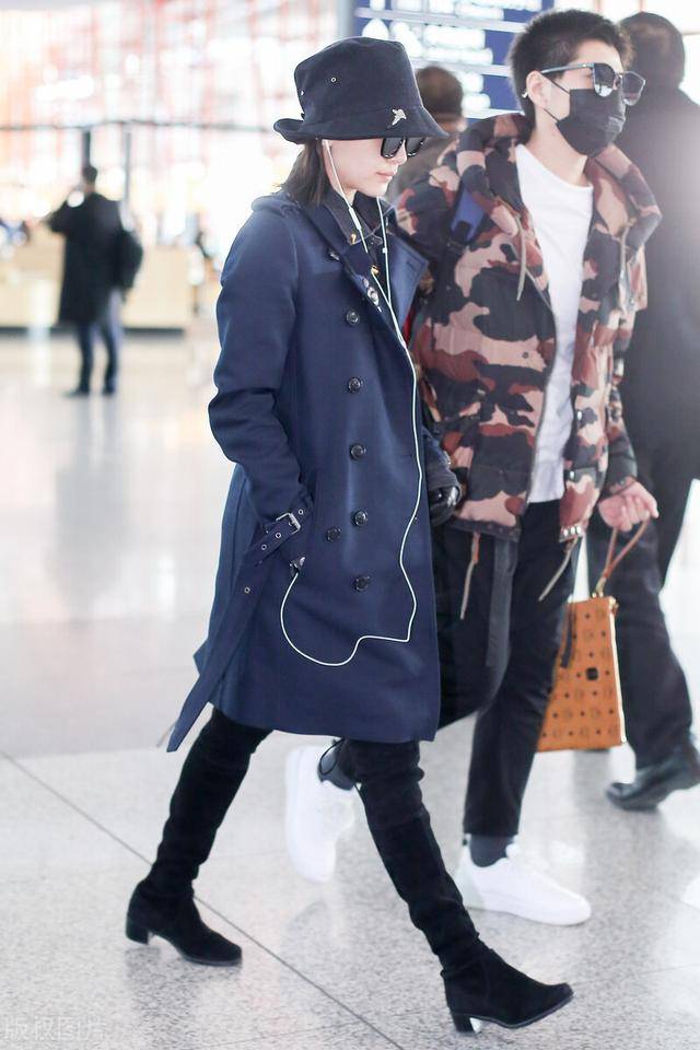 模板 王子文才是小个子穿搭模板,深蓝色风衣配修身长靴,显高又洋气