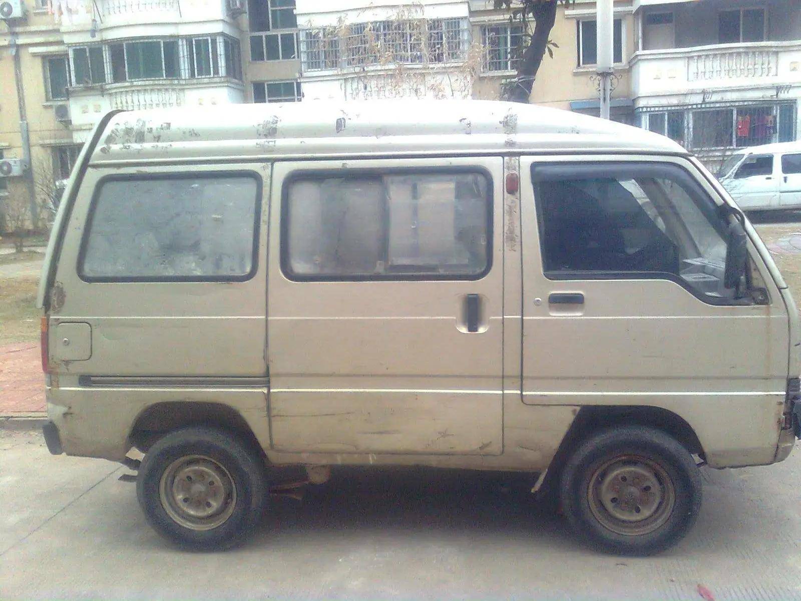 面包车撞上法拉利,车主下车先点根烟,看看车后写着啥_技术_保障_因为