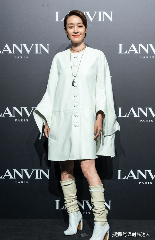 身材 马伊琍认真穿搭起来真高级,斗篷式连衣裙配中筒靴,气场开挂好美