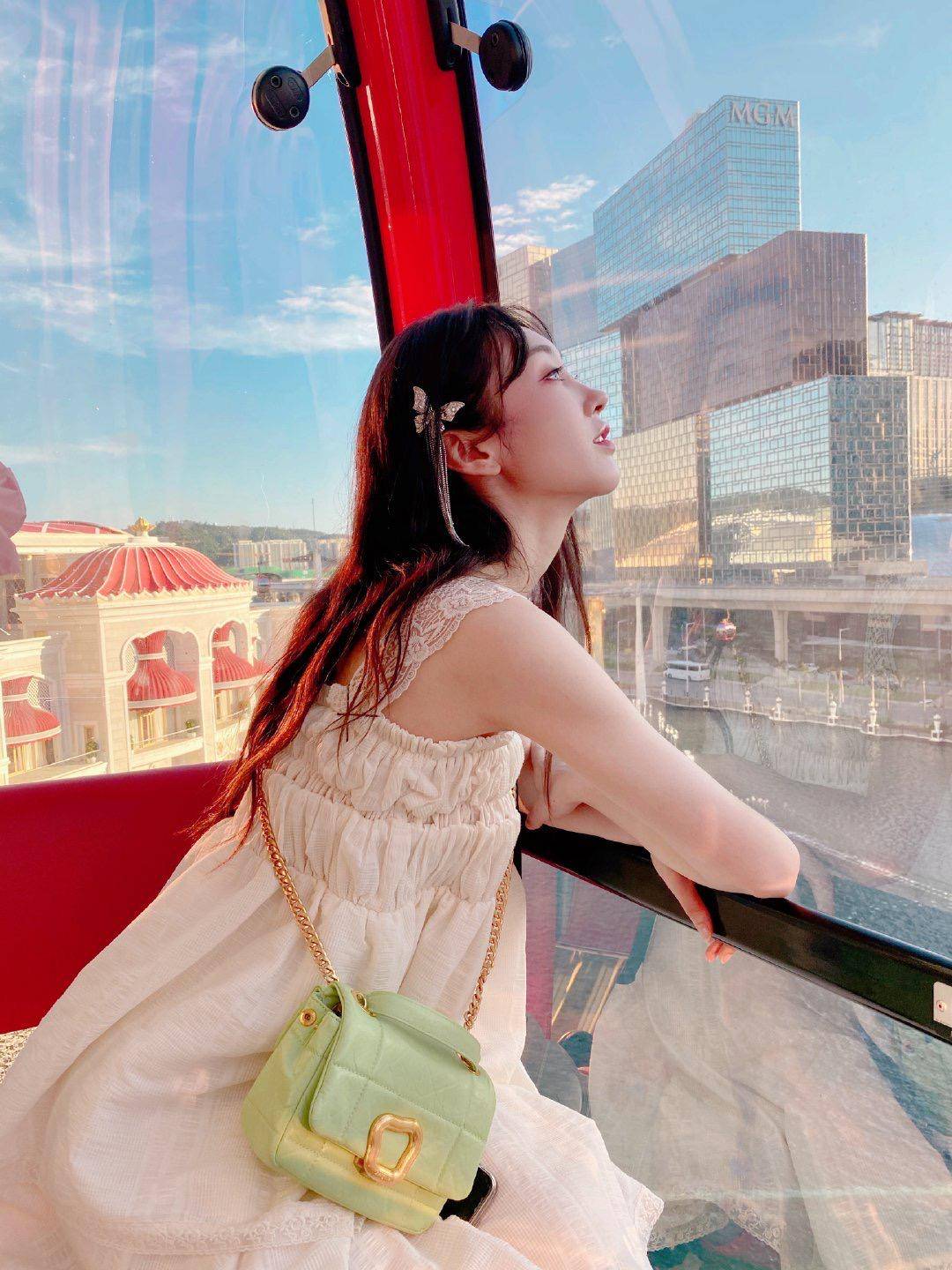 原创宣璐现身游乐园回归少女心白色娃娃裙站在木马前像童话公主