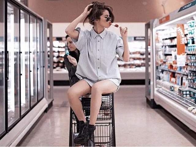 selena出彩妆真的比唱歌简单吗？