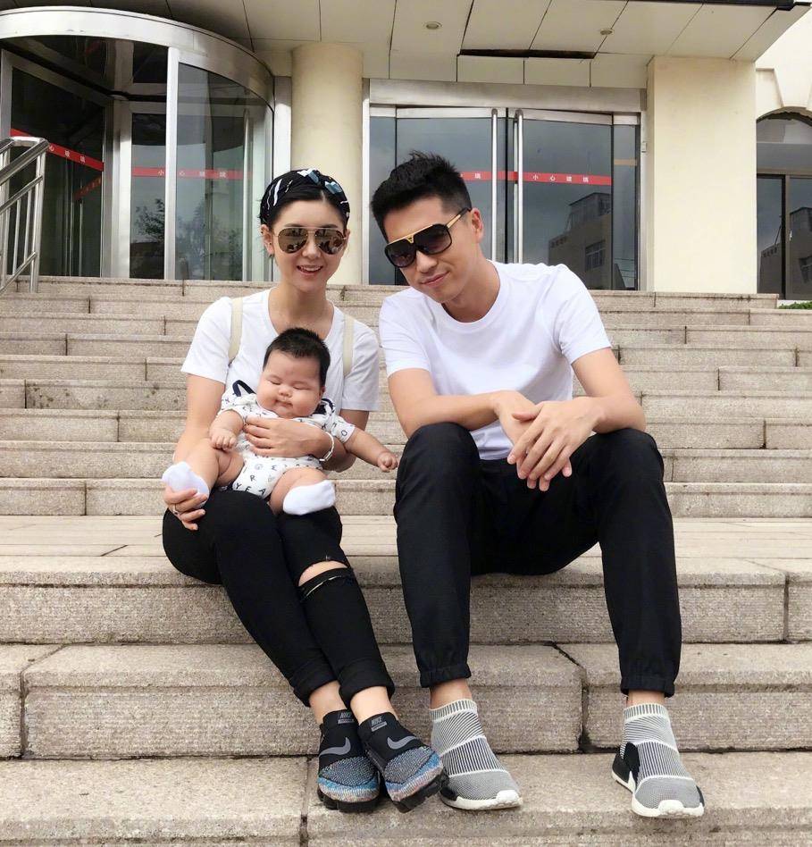 鼻子 李小萌3岁儿子近照曝光,和妈妈穿母子装,小手揉鼻子模样萌翻了