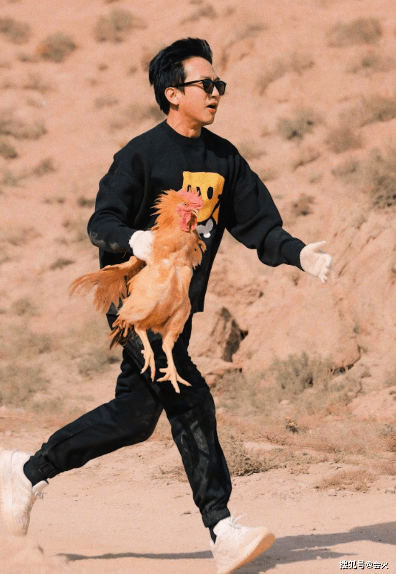 邓超|邓超直言再也不录综艺节目了？轻松抓鸡遍地追，狼狈撵猪满地跑