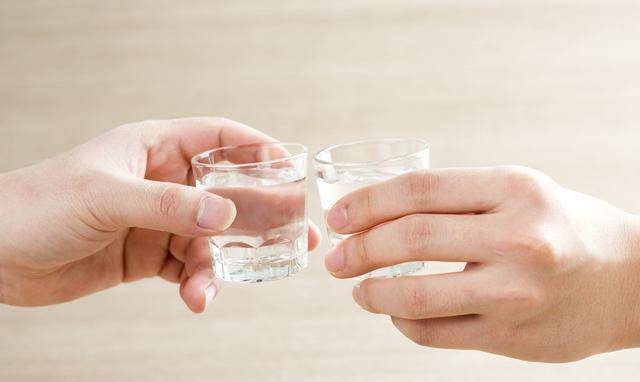 因为|爱酒者，若有“1黄、2臭”，可能是肝脏已受损，劝你早查肝CT