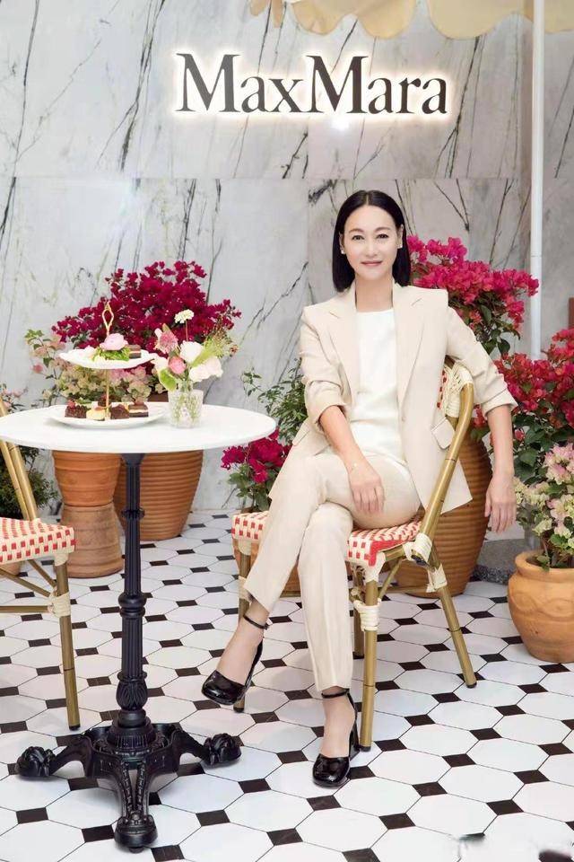 大衣 61岁惠英红不服输，大衣配西装走潮流风，衣品人品双在线