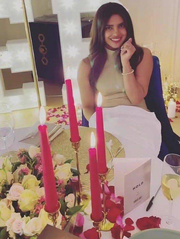 腰肢 乔普拉的当日穿搭造型分析