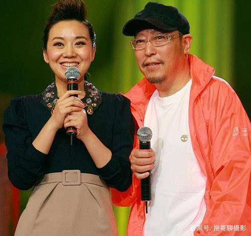 因为|60岁倪大红近照，隐瞒了30年的才女老婆，原来是我们熟悉的她