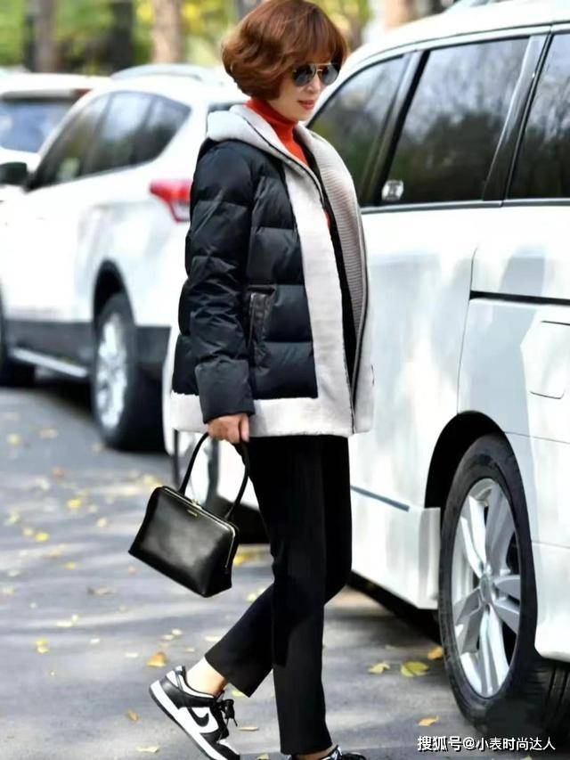 面的 50岁女人“羽绒服”就该这样穿，时髦洋气还保暖，普通人都适合