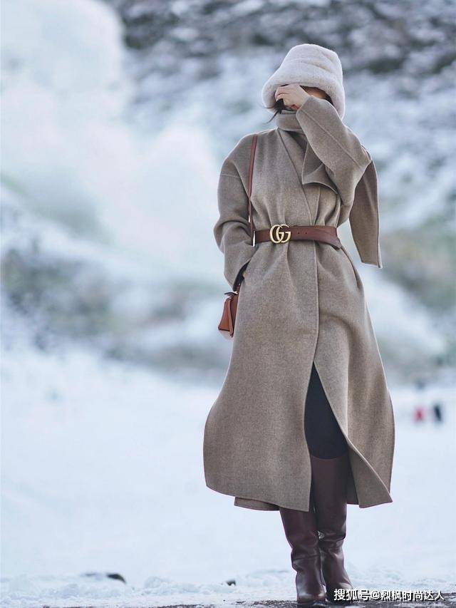 显得 女人到了中年，尽量少穿大衣打底裤，学三木博主这样穿，优雅时髦