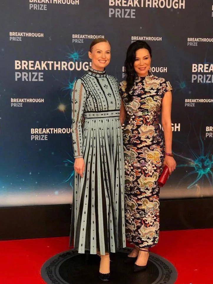 颜色 邓文迪素颜晒近照，穿白色圆领卫衣配同色运动裤，随意造型却很美