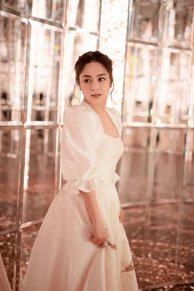 美貌 40岁阿娇也老了！新剧穿皮草变最胖妲己美貌打折，大妈身材太抢眼