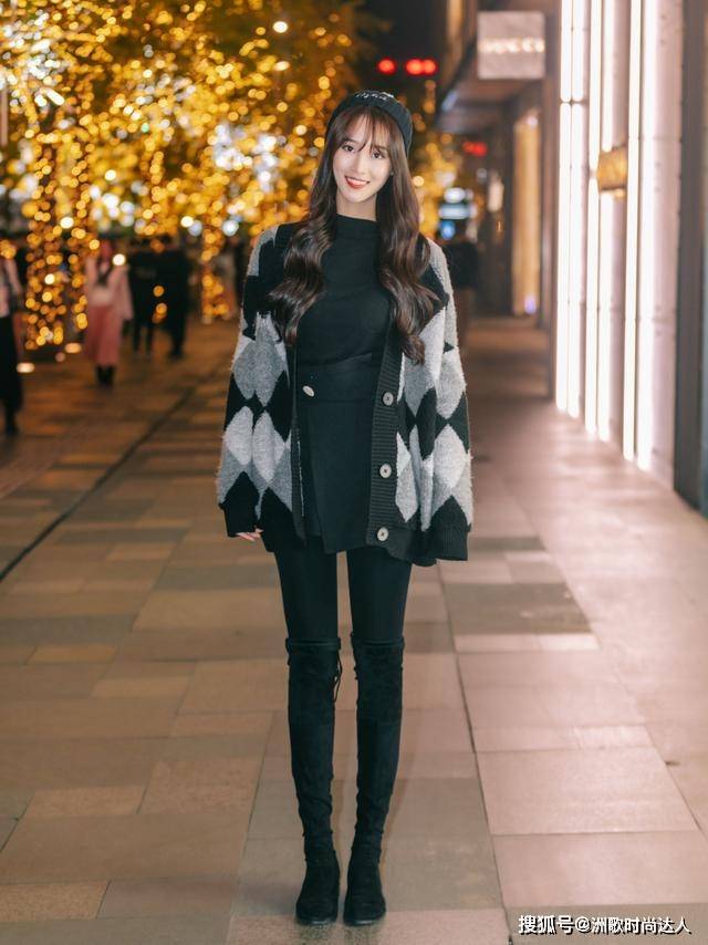 黑色 秋冬,“小黑裤”怎么穿不普通?选对款式是第一步,配色才是关键