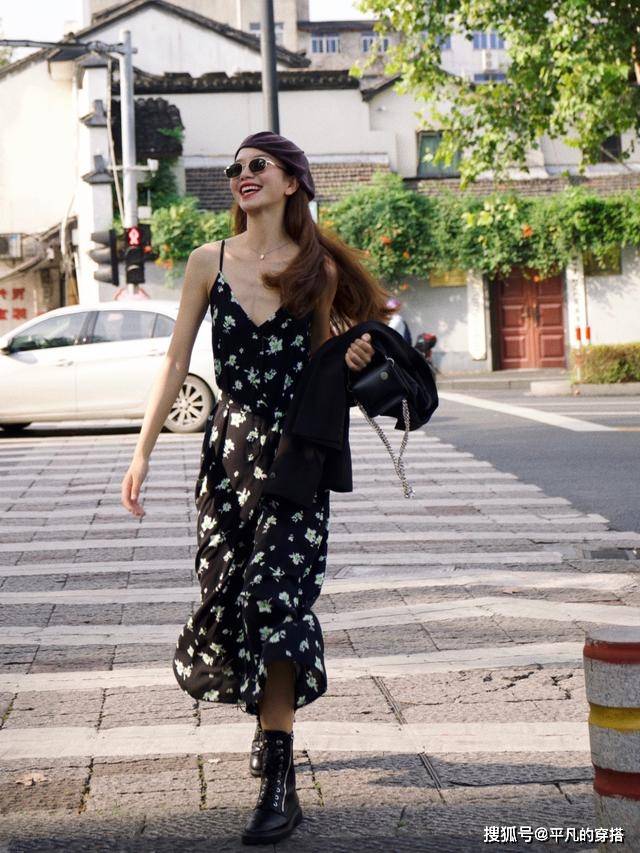 帆布鞋 初夏，“连衣裙”这样穿，气质优雅又时髦，每天出门不重样