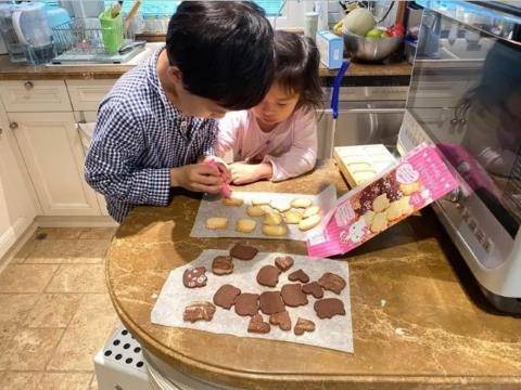 黑色 霍启刚带俩孩子买花！3岁女儿近照曝光，梳小辫腆起肚子古灵精怪