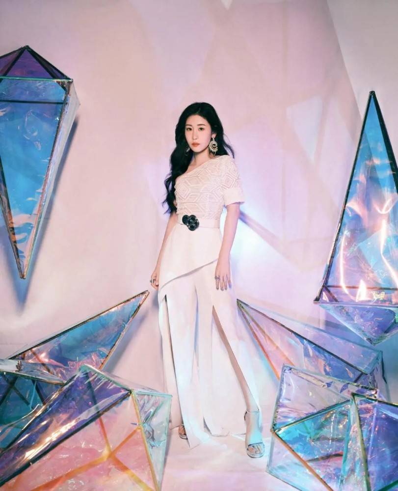 整体 张碧晨生过孩子的身材依旧在线,斜肩礼裙优雅大方,时尚辣妈无疑