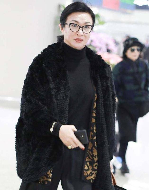 黑色 全黑色的搭配，就会显得比较单调，而且黑色比较暗沉