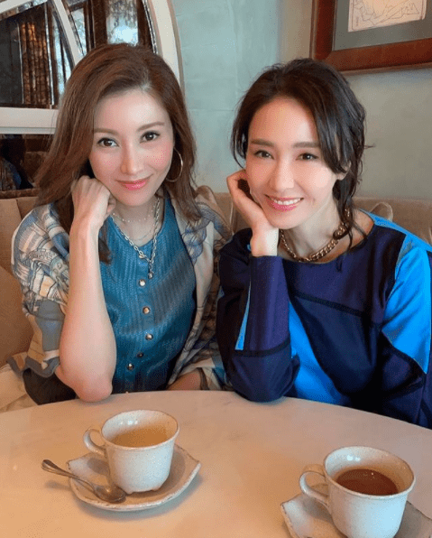 李嘉欣 李嘉欣携老公现身黎明演唱会，穿情侣装秀恩爱，男方绿腰带太扎眼
