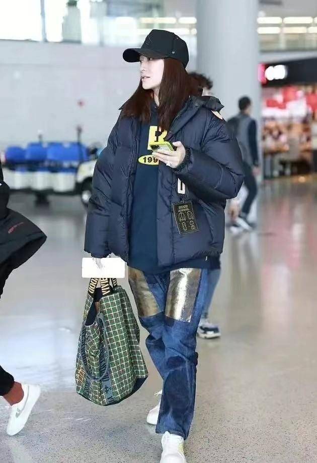 卫衣 李小冉这气质绝了,搭配面包羽绒服也藏不住美,这颜值太“抗打”