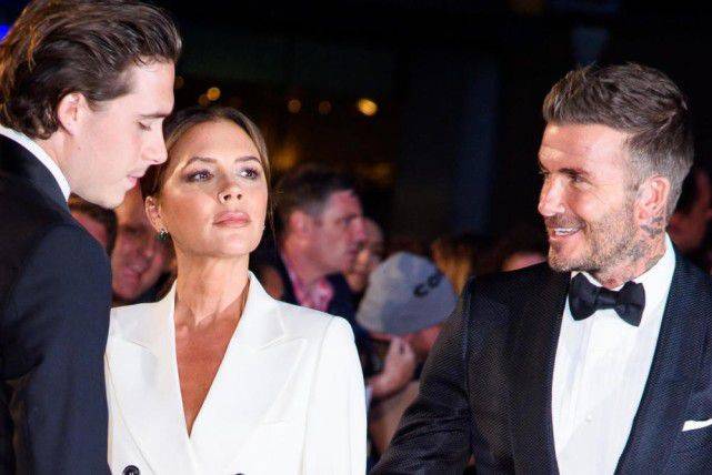 衣领 瑜伽服秀出曼妙曲线,身材特点显著