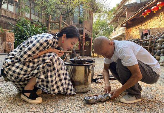 风衣 央视主持刘芳菲打卡北京城，穿黑风衣配贝雷帽，站城墙外韵味十足