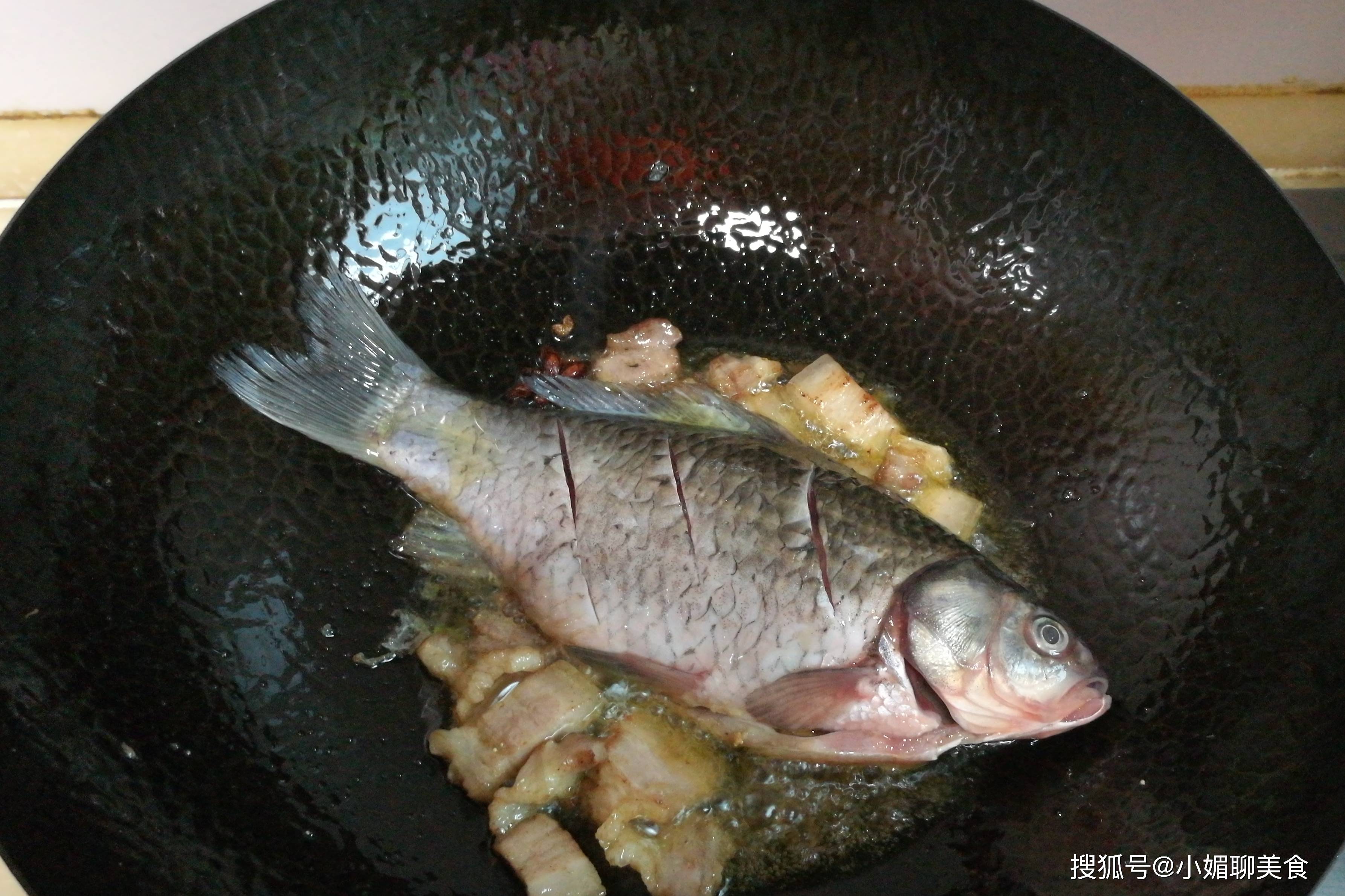 香菜|炖鱼时加入它更好吃，鲜香可口，美味有营养，每次做汤汁都剩不下