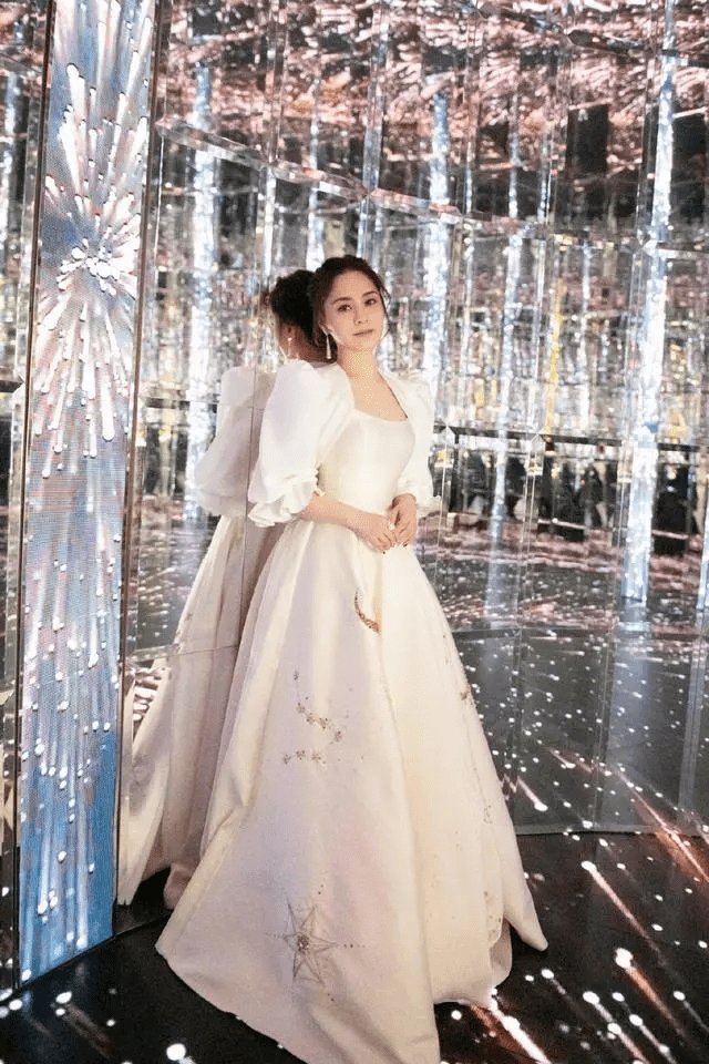 美貌 40岁阿娇也老了！新剧穿皮草变最胖妲己美貌打折，大妈身材太抢眼