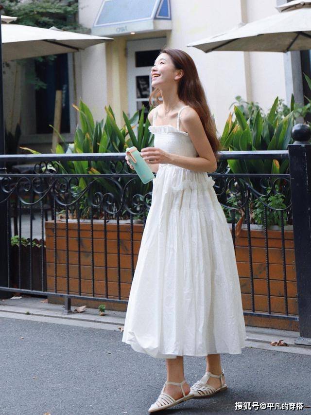 帆布鞋 初夏，“连衣裙”这样穿，气质优雅又时髦，每天出门不重样