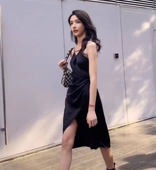 网红艾比拍视频被围观,一身黑裙配高跟鞋,网友:自愧不如_女人_男人