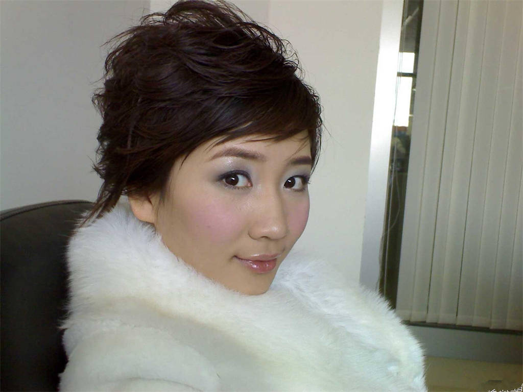 昔日超女直播唱歌外形大变难以辨认,15年前败给尚雯婕未能进十强_巩贺