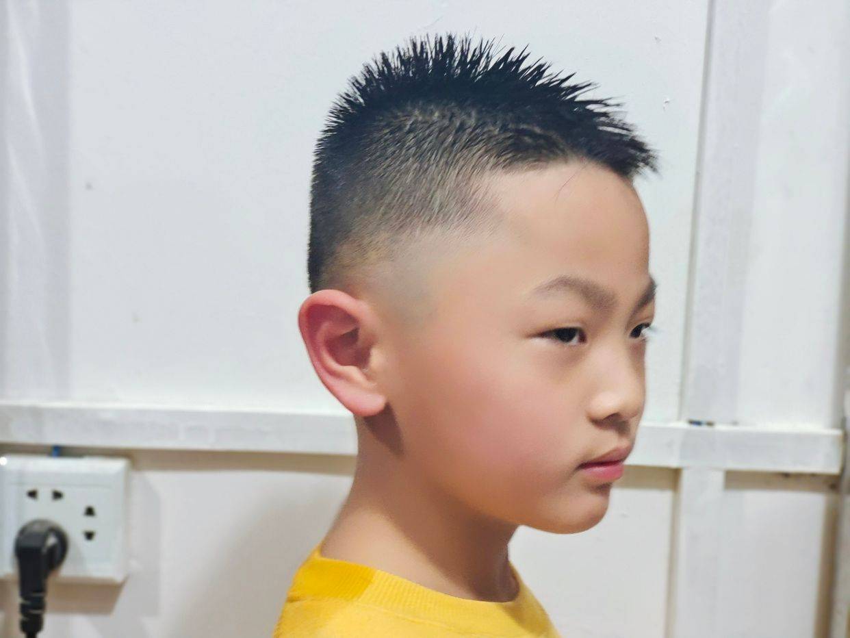 12岁男学生发型图片