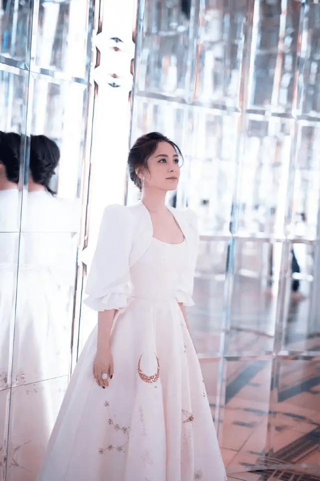 美貌 40岁阿娇也老了！新剧穿皮草变最胖妲己美貌打折，大妈身材太抢眼