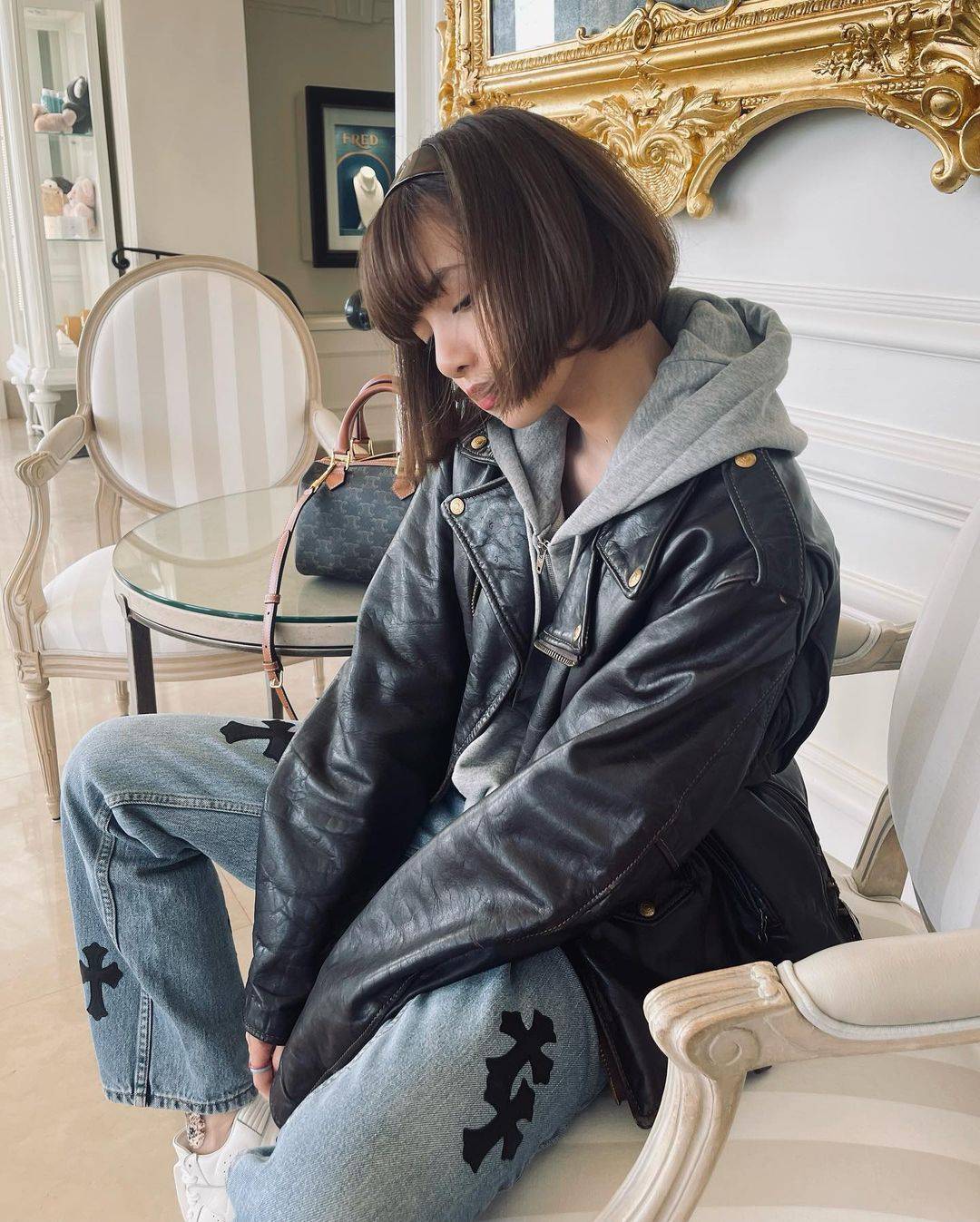 黑色 Lisa回归分享酷辣全黑穿搭，没有同款身材，那就拥有同款时尚造型