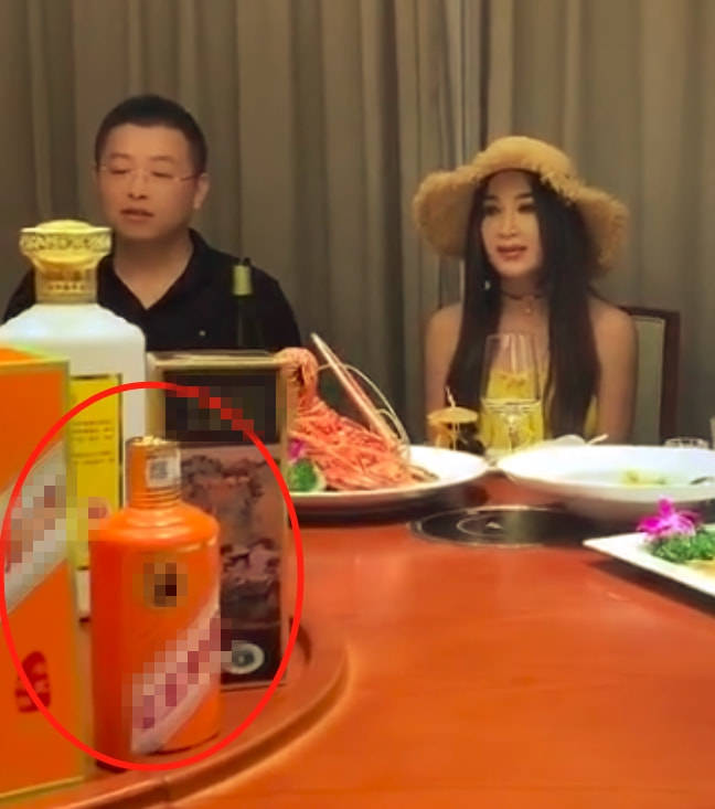 短裤温碧霞确实比普通人漂亮，穿短裤长靴很少女，但素颜就是老奶奶！