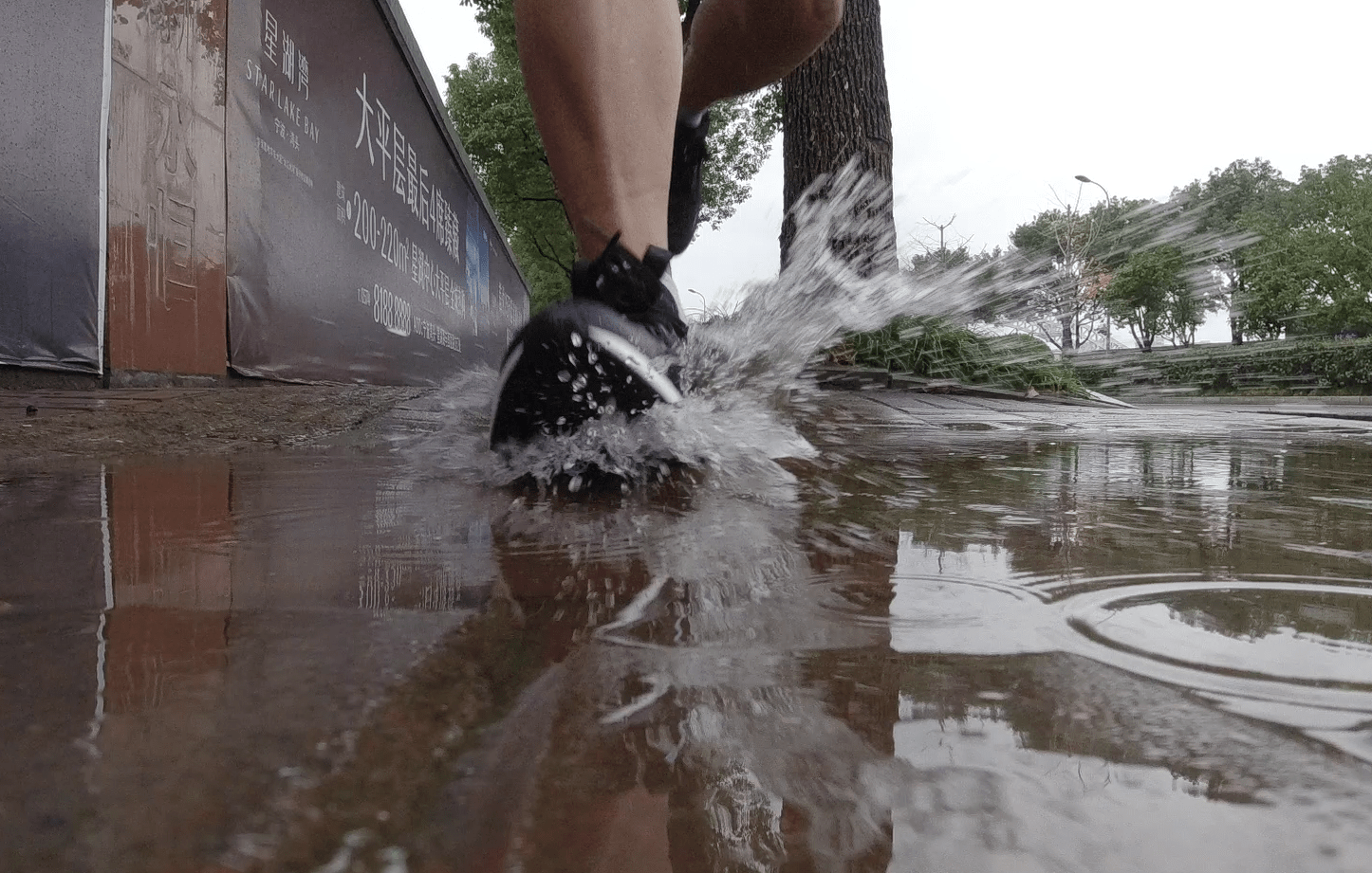 雨天国产超弓虽防水跑鞋，YYDS!