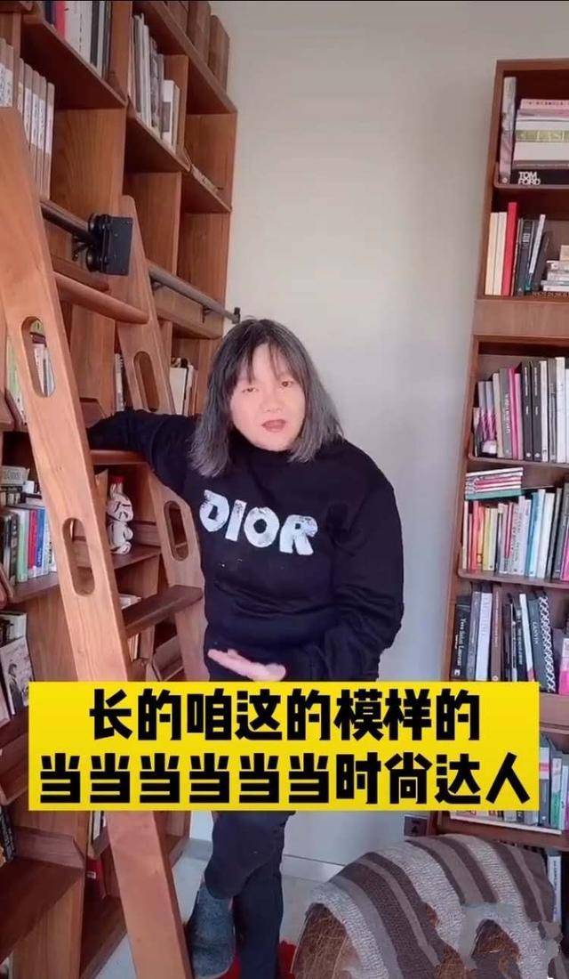 黑色 洪晃晒老公近照!打耳钉比前夫陈凯歌时髦,女儿更潮染渐变绿头发