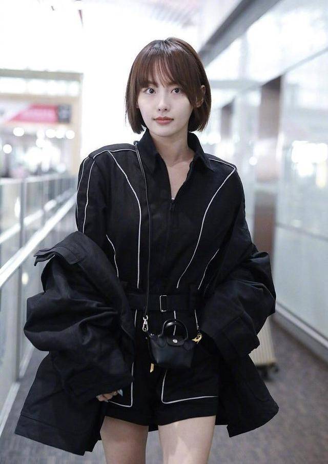 黑色 张嘉倪为“炫腿”真拼，穿黑色工装连体裤显高显瘦，大长腿真吸眼