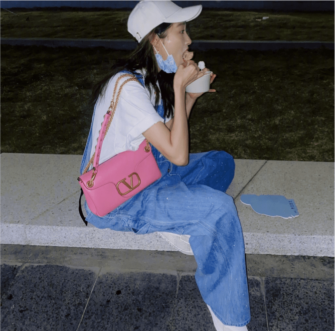 关晓彤穿牛仔背带裤逛夜市,吃甜筒都不摘帽,穿搭时尚路人认不出_小彤