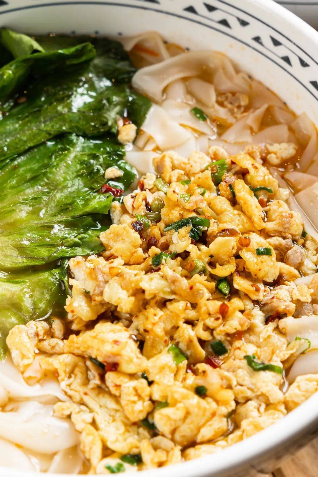 61 土鸡蛋炒肉粉61汤底用猪肉熬足8小时,汤色清澈,味道浓厚.