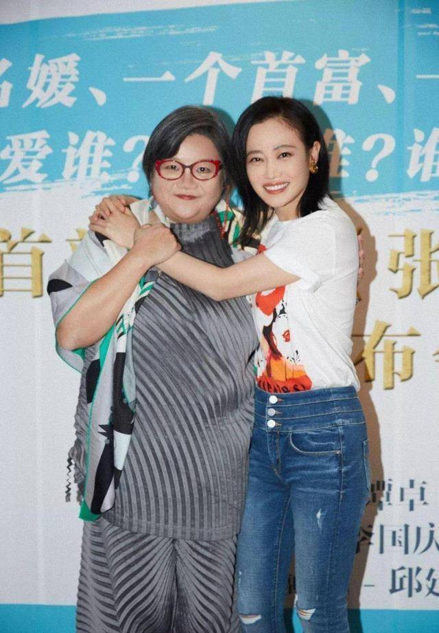 黑色 洪晃晒老公近照!打耳钉比前夫陈凯歌时髦,女儿更潮染渐变绿头发