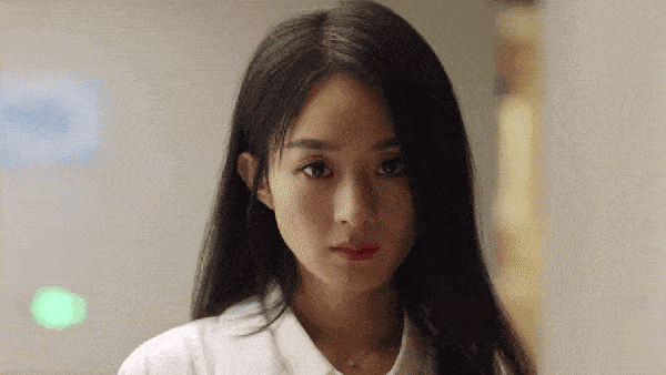 演技|《谁是凶手》首播：赵丽颖眼眶凹陷显疲态，没出场却被嘲演技最差