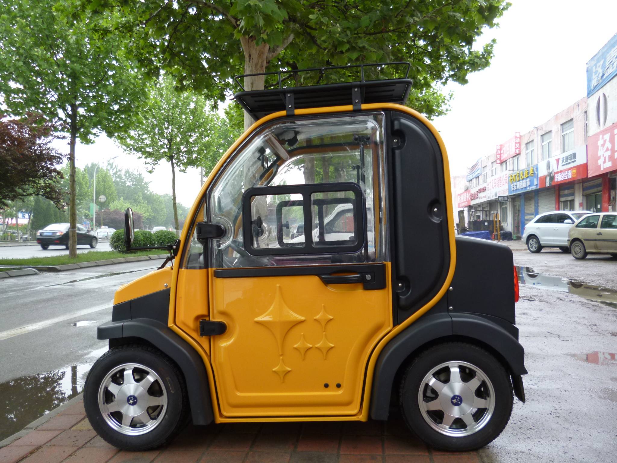 開老年代步車上路被抓,大爺不服氣反問交警:買車的時候你哪去了_電動