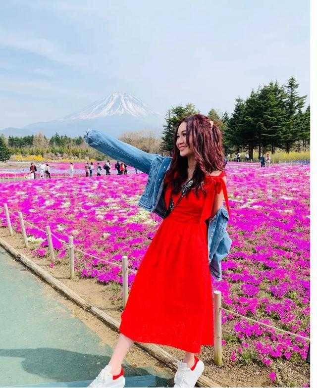 身材 温碧霞终于将头发扎起来！一撮高马尾搭配红裙明艳动人，减龄少女