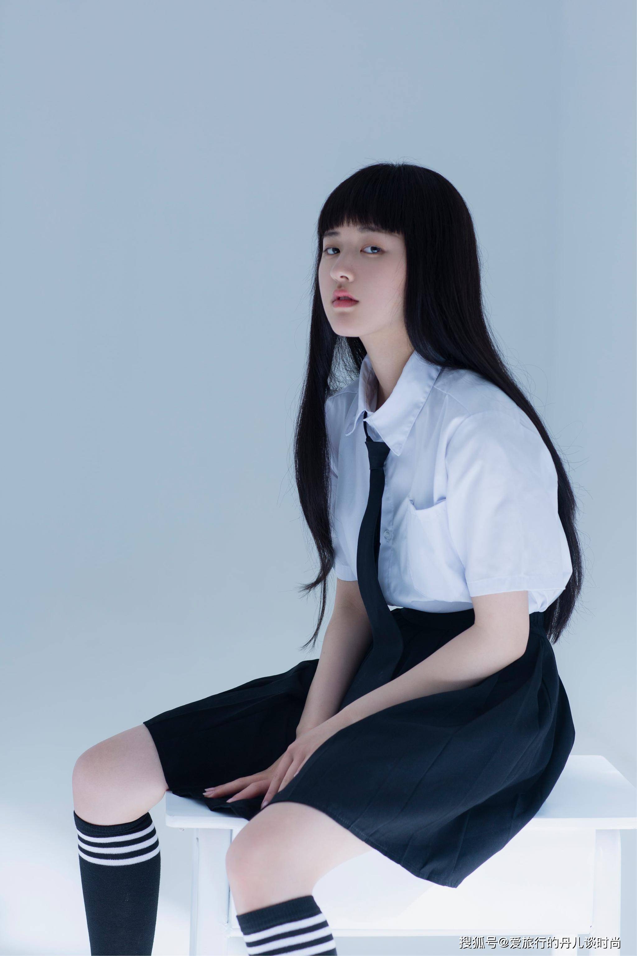 短裙 赵露思身穿白色衬衫搭配黑色短裙，齐刘海造型尽显高冷气质