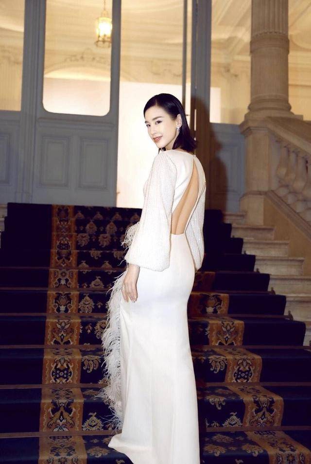 显得 黄圣依真会穿!齐肩短发搭配黑白荷叶边连衣裙温柔优雅,甜美可人